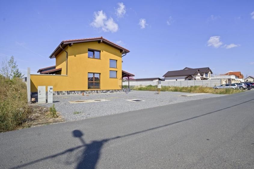Casă cu 7 camere cu Teren 437 Mp în Livada