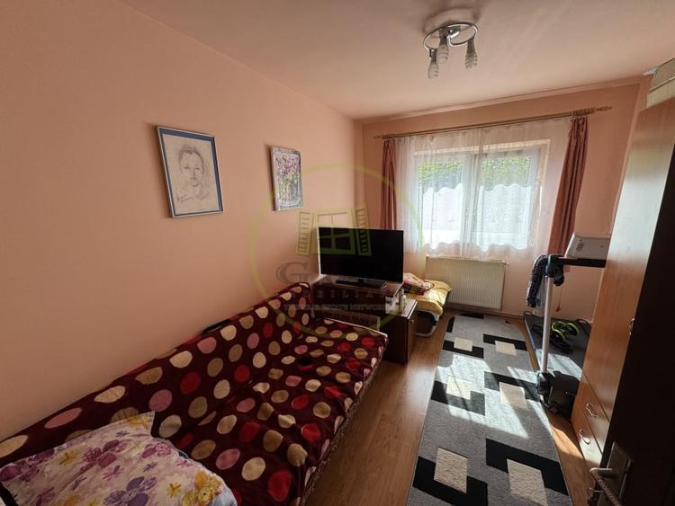 Apartament cu 4 camere semidecomandat, mobilat în Tractorul