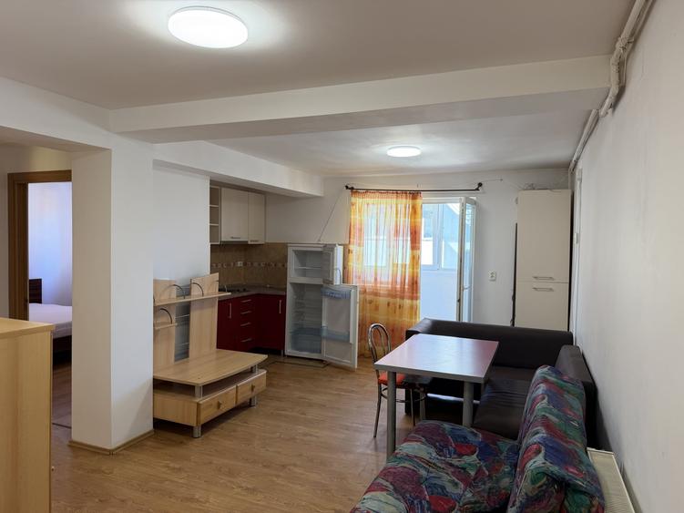 Apartament cu 3 camere semidecomandat, mobilat în Calea Poplăcii