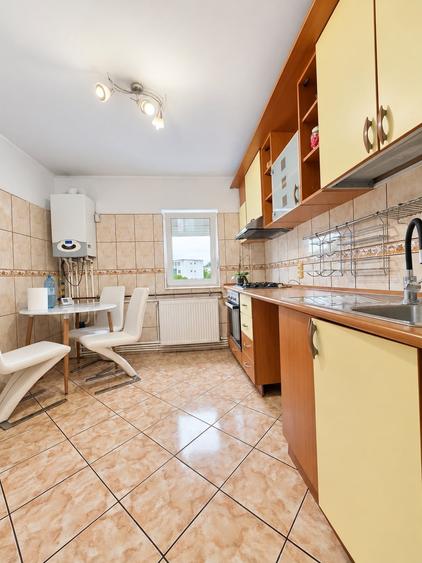 Apartament cu 4 camere decomandat în Casa de Cultură