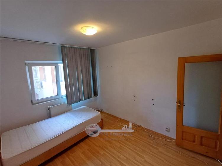 Apartament cu 3 camere decomandat în Nicolina