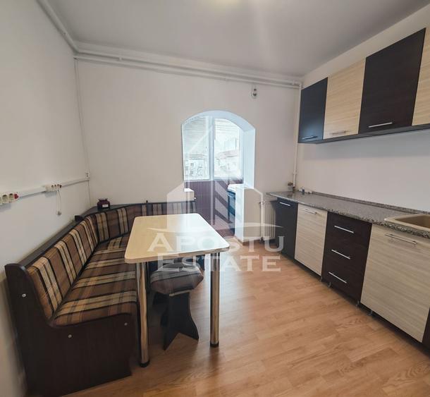 Apartament cu 3 camere semidecomandat în Aradului