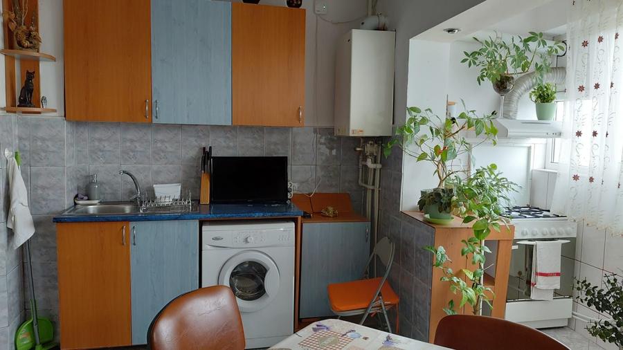 Apartament cu 3 camere semidecomandat în Central
