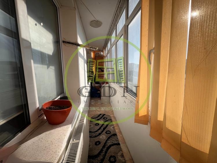 Apartament cu 3 camere semidecomandat, mobilat în Central