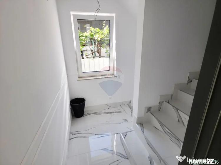 Apartament cu 5 camere decomandat în Precista