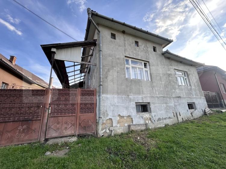 Casă individuală cu 4 camere cu Canalizare în Periferie