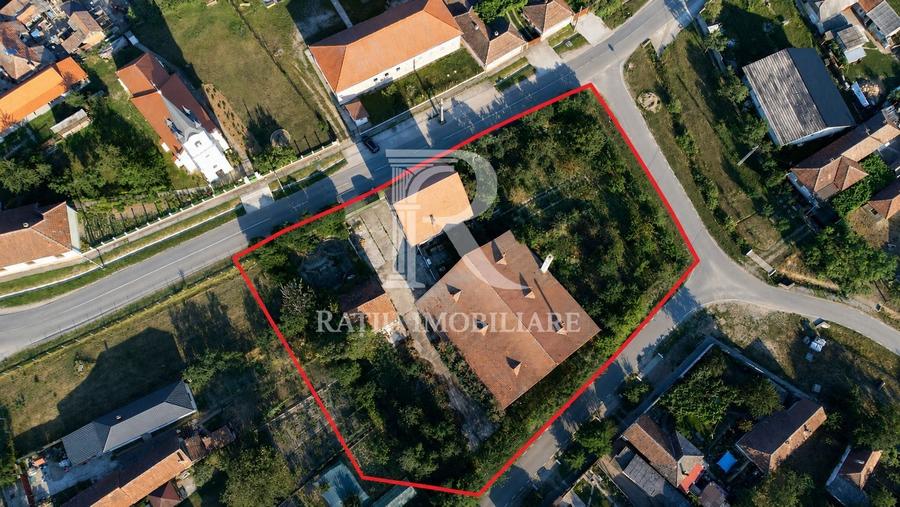 Casă individuală cu 11 camere cu Canalizare în Ineu