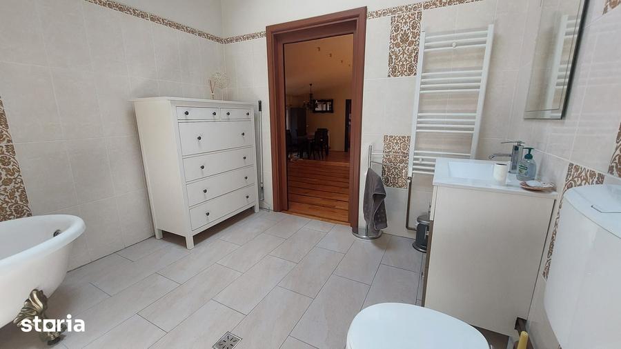 Casă cu 8 camere cu Teren 80 Mp în Ultracentral