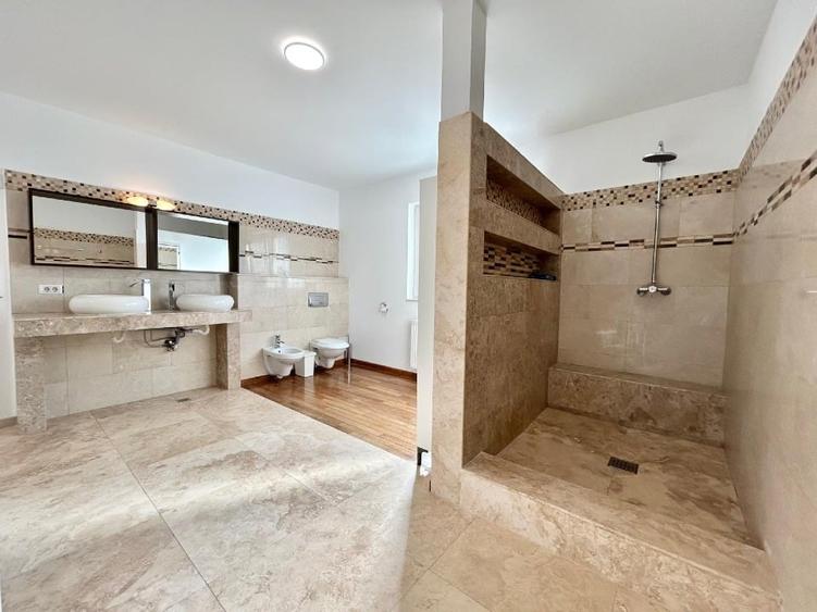 Casă cu 5 camere cu Teren 3000 Mp în Central