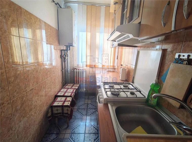 Apartament cu 3 camere semidecomandat în Filiași