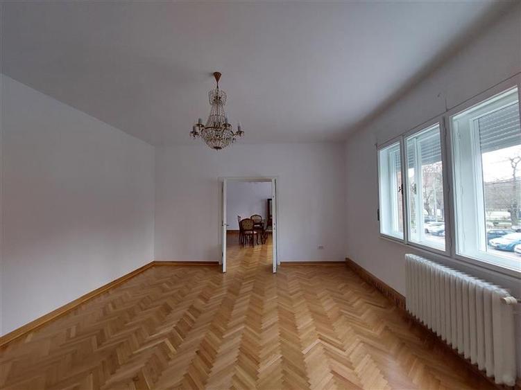 Apartament cu 5 camere semidecomandat, mobilat în Central