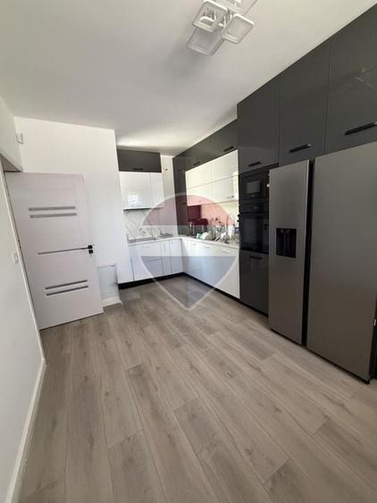 Casă cu 4 camere cu Teren 1200 Mp în Central