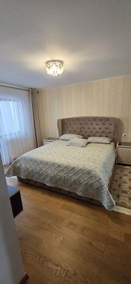 Apartament cu 3 camere decomandat, mobilat în Micro 6