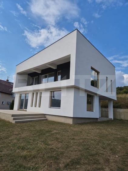 Casă individuală cu 4 camere cu Canalizare în Corunca