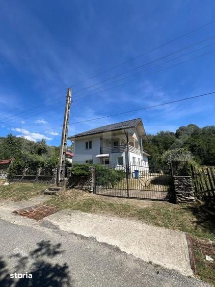 Casă cu 4 camere cu Teren 1650 Mp în Central