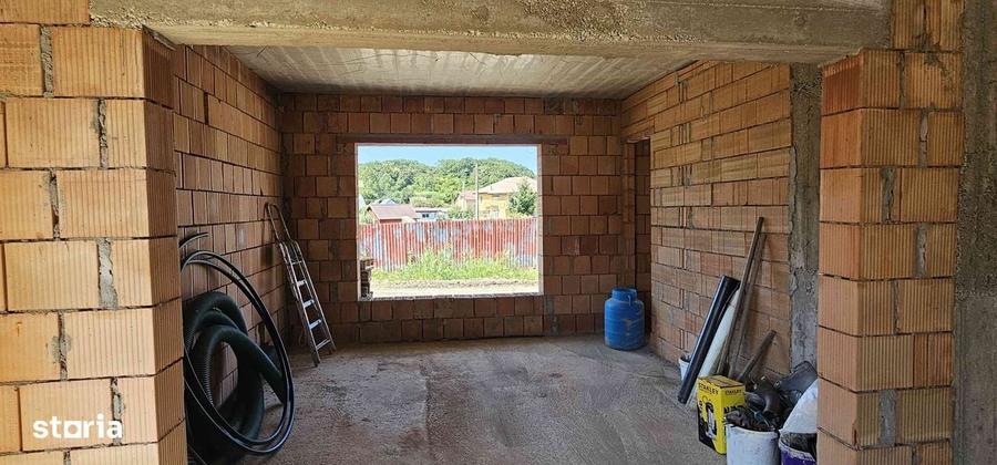 Casă cu 3 camere în Corunca
