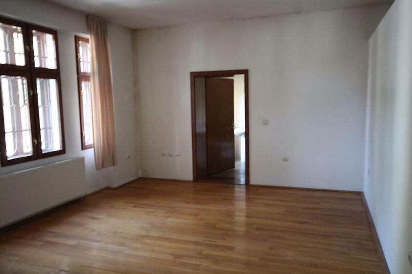 Casă individuală cu 6 camere cu Canalizare în Badea Cârțan