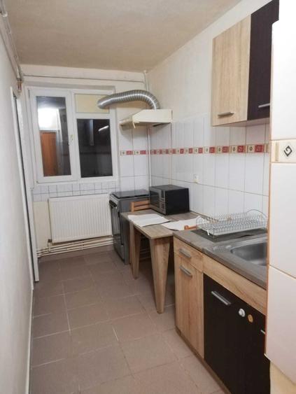 Vand apartament 3 camere, decomandat, zona Centrala, etaj 1, bloc 4 etaje. - 6