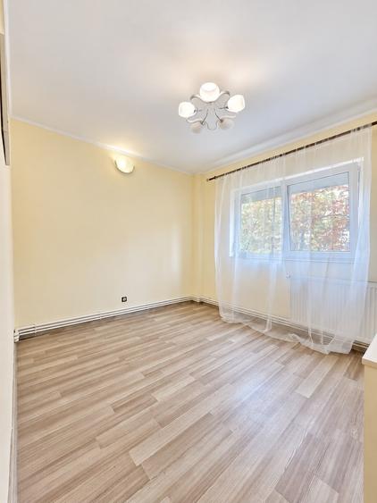 Apartament cu 4 camere decomandat în Casa de Cultură