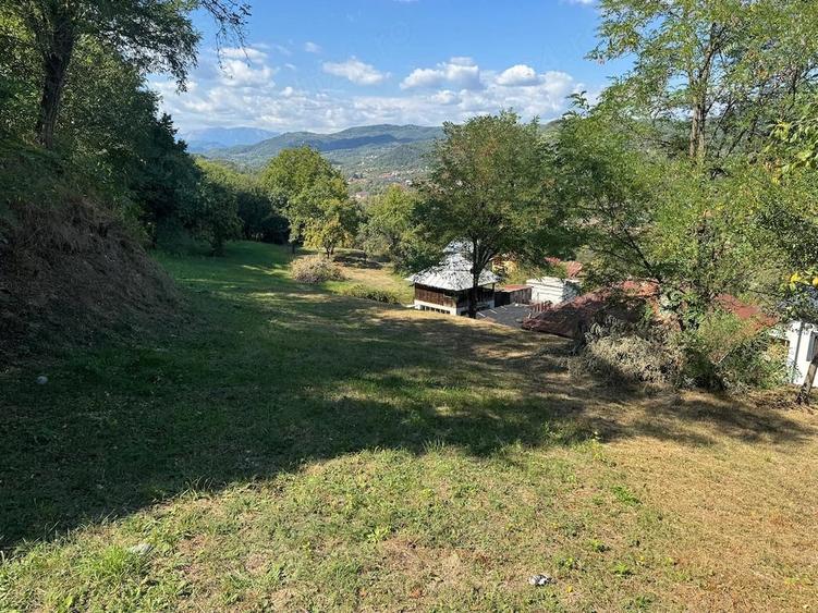 Teren de 2200 mp, în Central