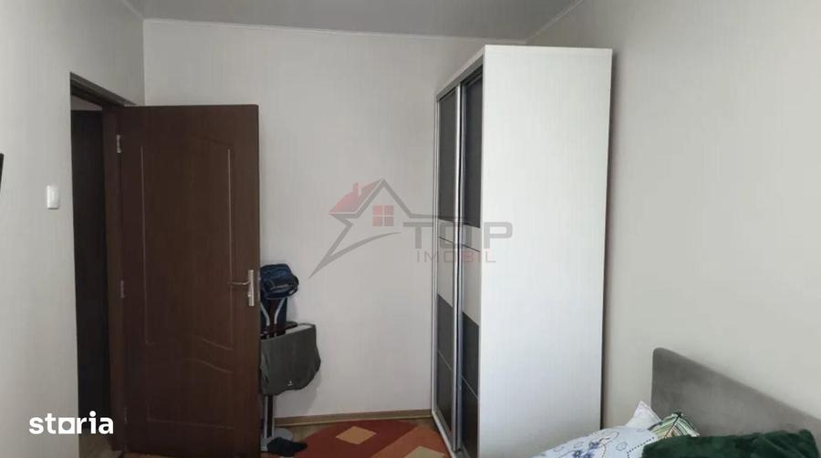 Apartament cu 3 camere în Podu Roș
