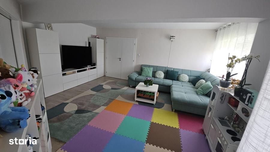 Apartament cu 4 camere decomandat în Dârste