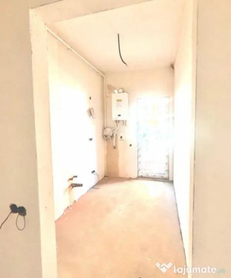 Apartament cu 4 camere decomandat în Florești