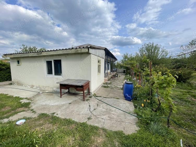 Casă cu 3 camere cu Teren 2000 Mp în Stănești
