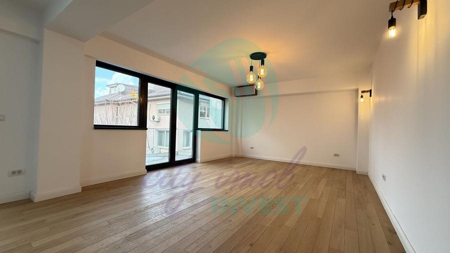 Apartament cu 3 camere semidecomandat în Polonă