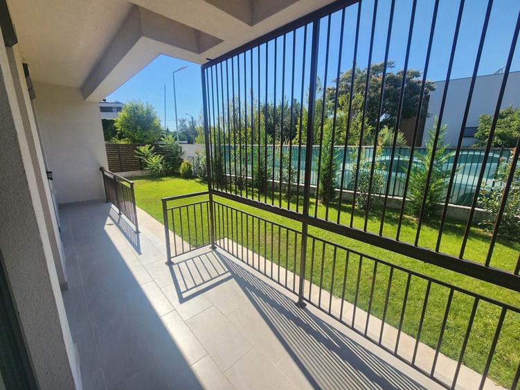 Apartament cu 3 camere semidecomandat în Dămăroaia