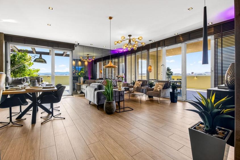 Apartament cu 4 camere decomandat, mobilat în Tractorul