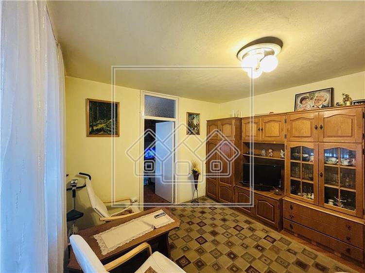 Apartament cu 3 camere semidecomandat în Cedonia