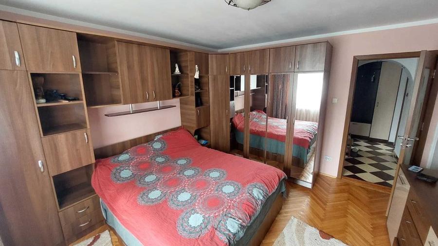 Apartament cu 3 camere semidecomandat în Central