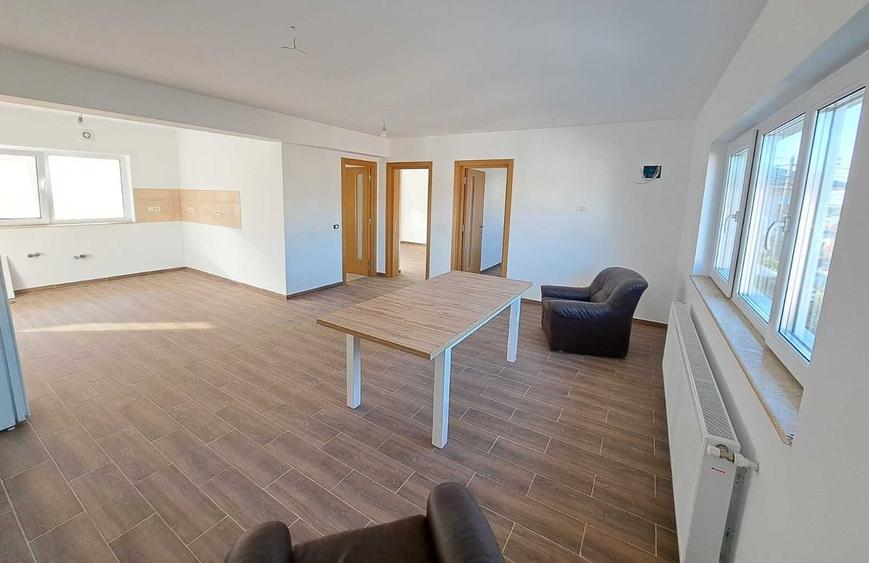 Apartament cu 3 camere semidecomandat în Cățelu
