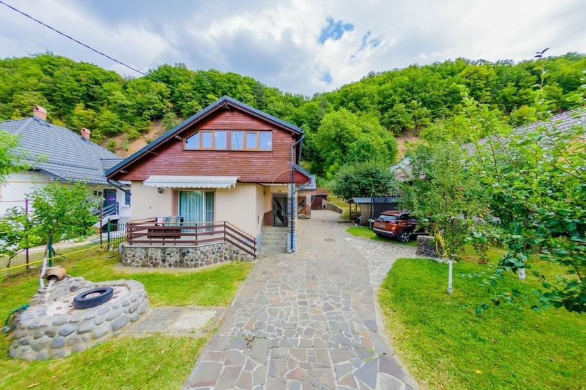 Casă individuală cu 5 camere cu Teren 1129 Mp în Ferneziu
