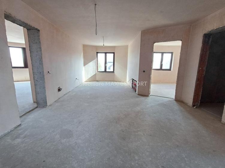 Casă cu 12 camere cu Teren 720 Mp în Cazasu
