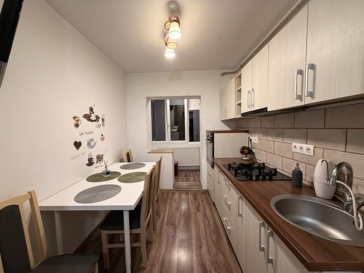 Apartament cu 3 camere decomandat, mobilat în Lipovei