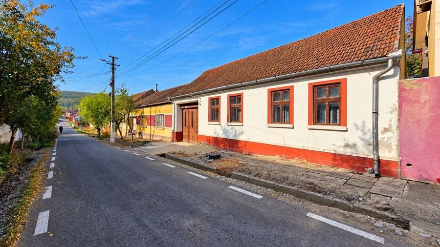 Casă individuală cu 3 camere cu Teren 719 Mp în Slatina-Nera