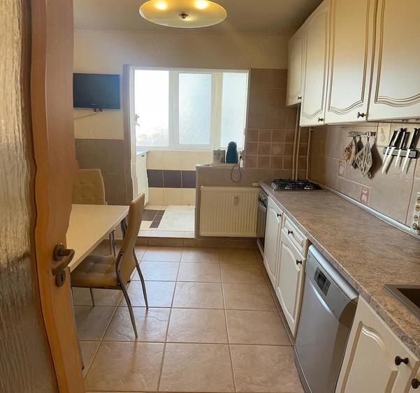 Apartament cu 4 camere decomandat în Berceni