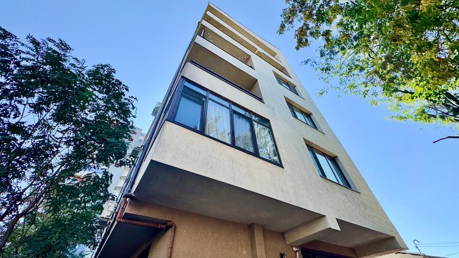 Apartament cu 3 camere decomandat în Jiului