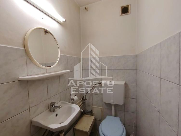 Apartament cu 3 camere semidecomandat, mobilat în Central