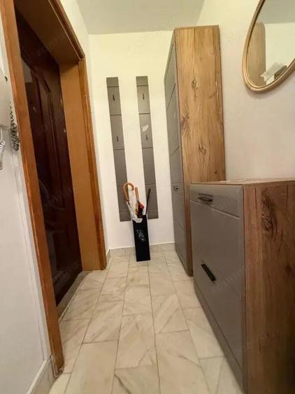 Apartament cu 3 camere semidecomandat, mobilat în Girocului
