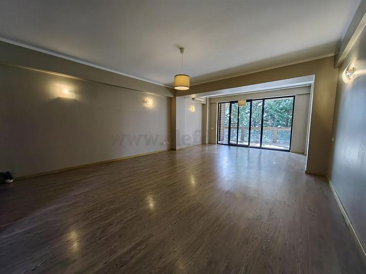 Apartament cu 3 camere decomandat, mobilat în Iancu Nicolae