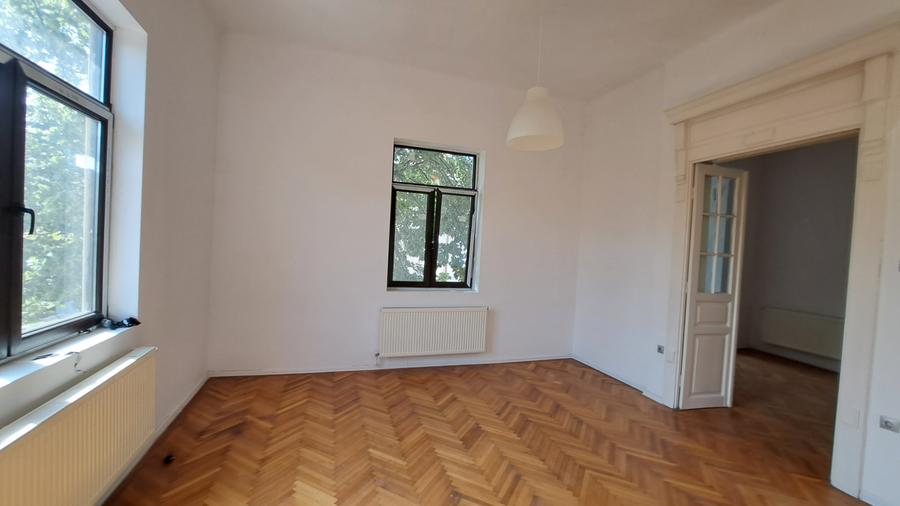 Casă cu 16 camere cu Canalizare în Capitale