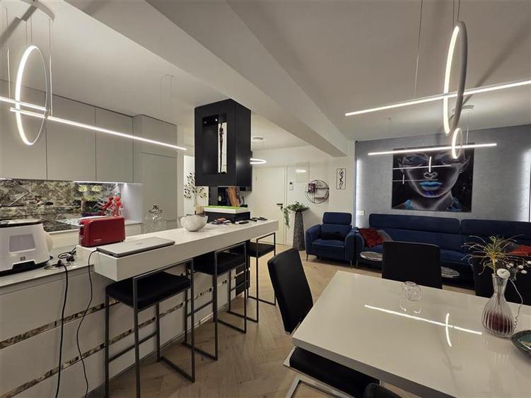 Apartament cu 3 camere semidecomandat, mobilat în Noua