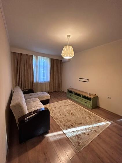 Apartament cu 3 camere semidecomandat, mobilat în Sud