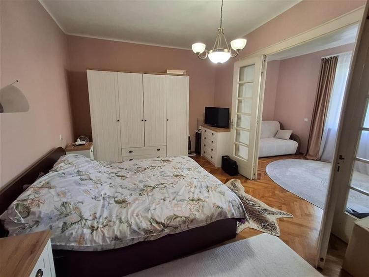 Apartament cu 3 camere semidecomandat în Orașul de Jos