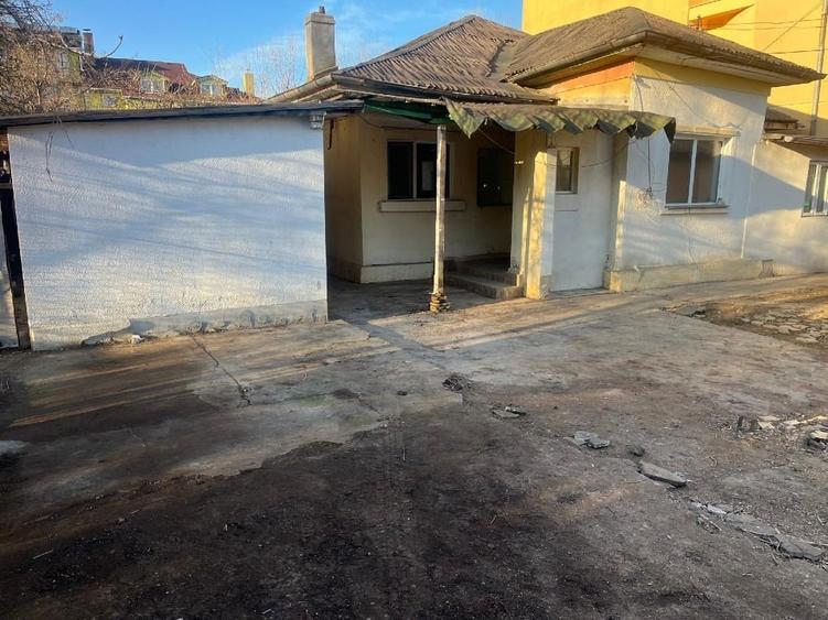 Casă individuală cu 8 camere cu Teren 481 Mp în Central