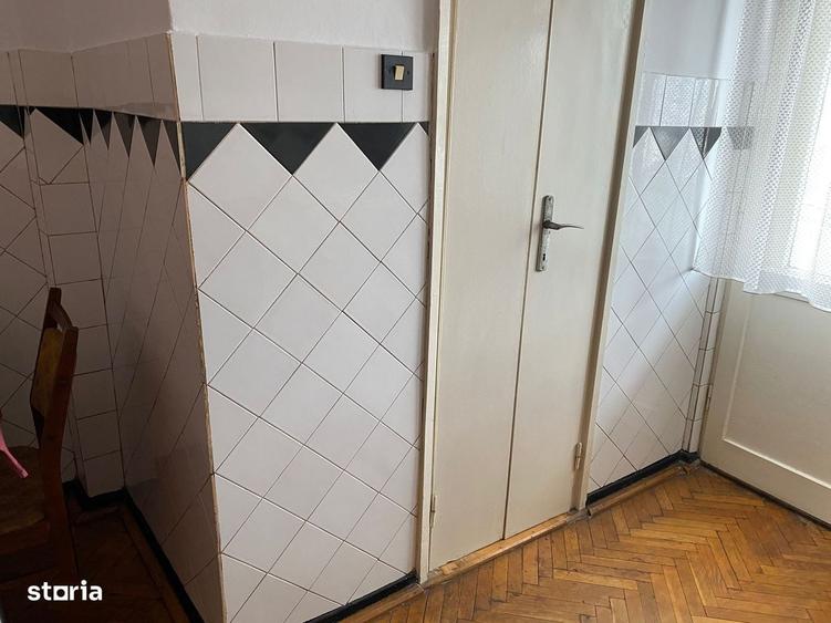 Apartament cu 4 camere decomandat în Central