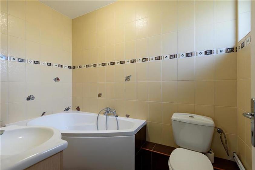 Casă individuală cu 10 camere cu Canalizare în Baciu